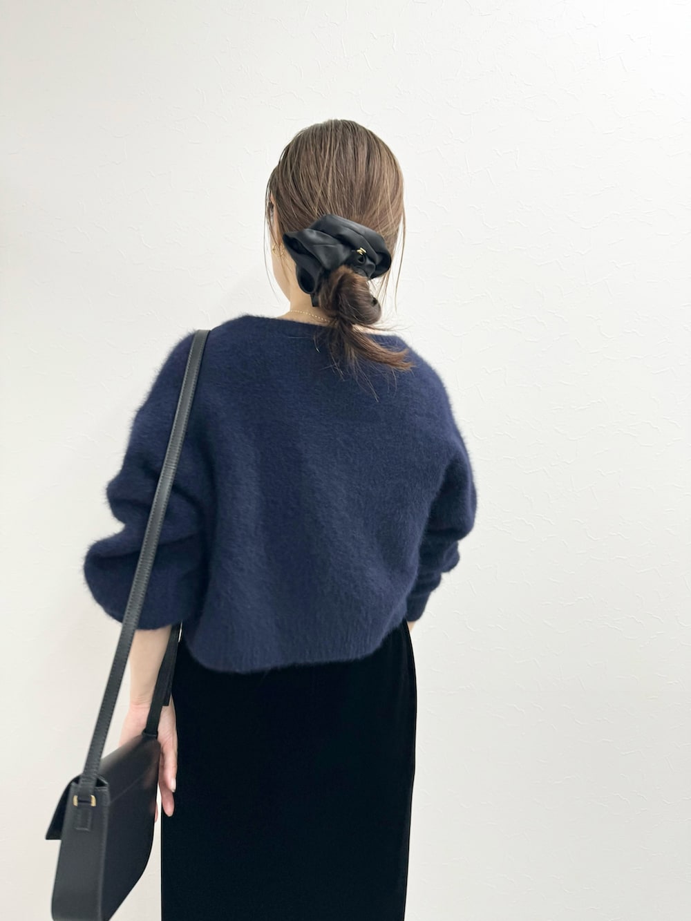 「カーディガン、ふわふわ、ヘアリーニット、ショート丈トップス、ショートカーディガン、短丈、ベロア、ベロアスカート、ブローチ、デメリエー、サテンシャツ、サテンシュシュ、ママコーデ、ママファッション、大人カジュアル」|「NOLLEY’Sのウォッシャブルベロアセミタイトスカート(スカート、ブラック系)」を使った、ISHIDAさん(レディース・158cm)の秋コーディネートの9枚目の写真