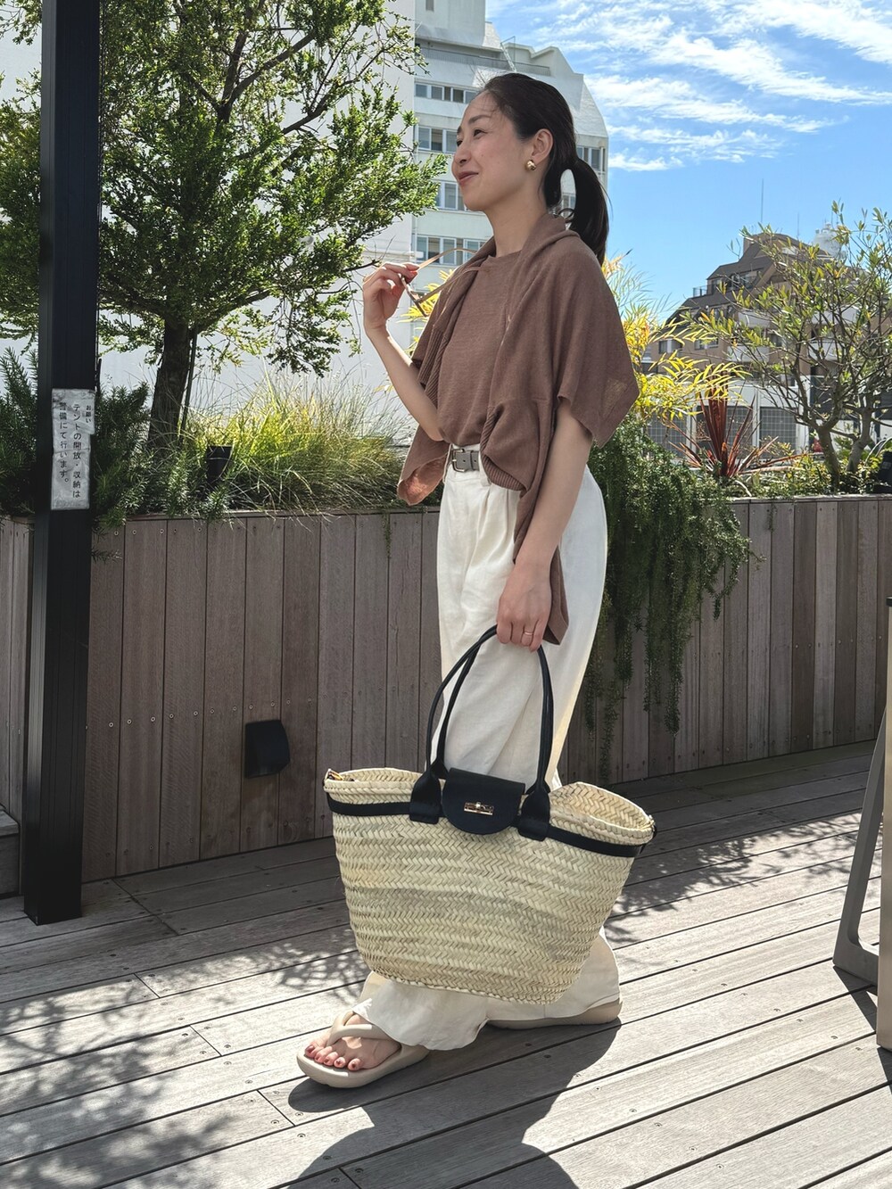 「リネン、リネンパンツ、カーディガン、ブラウンコーデ、かごバッグ、夏コーデ、レイヤードスタイル、サンダル、TAW&TOE、トートバッグ、パンツスタイル、オトナ女子」|「NOLLEY’Sの《セットアップ対応》リネンワイドパンツ(その他パンツ、ホワイト系)」を使った、ISHIDAさん(レディース・158cm)の夏コーディネートの2枚目の写真