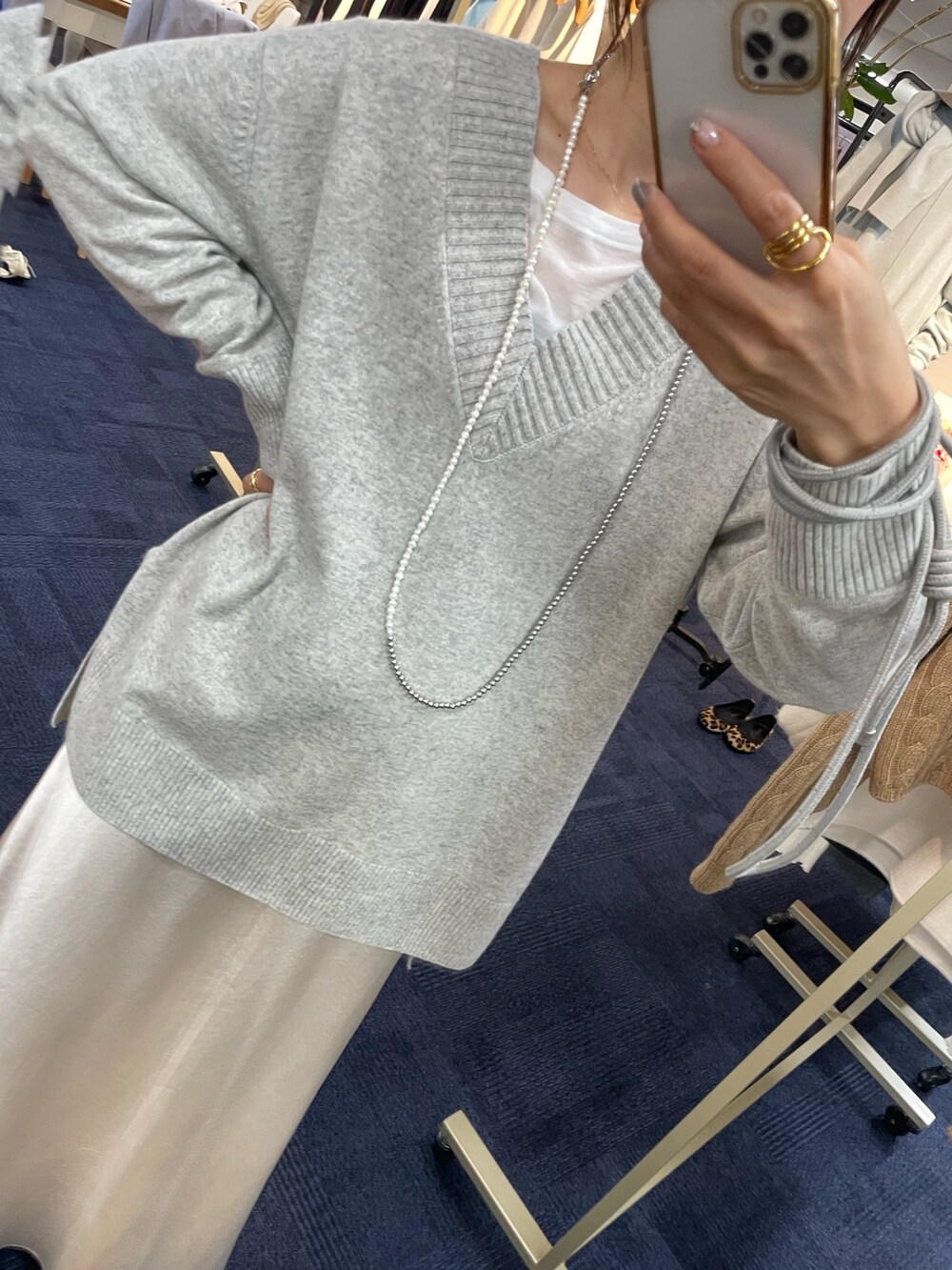 「ロングスカート、サテンスカート、ハーフコート、コート、休日スタイル、きれいめカジュアル、秋コーデ、大人コーデ、セカンドノーリーズ 、ミニバッグ、淡色コーデ、グレーコート、グレー、ニット、ゆるコーデ」｜「NOLLEY’Sの◇【WEB限定】ダブルクロス・リバーショートコート（ノーカラーコート、グレー系）」を使った、ISHIDAさん（レディース・158cm）の秋コーディネートの9枚目の写真