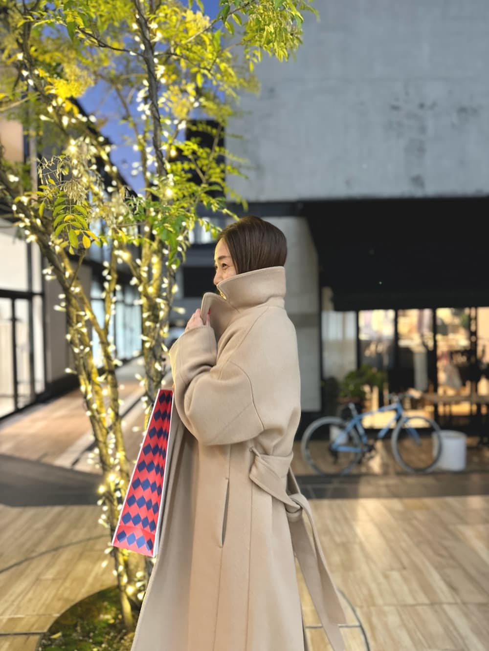「コート、コートスタイル、コートコーデ、キャメルアウター、ロングワンピース、ロングコート、パンツスタイル、白パンツ、ベージュコーデ、白コーデ、ホワイトコーデ、ミニバッグ、冬アウター、オトナカジュアル、お出かけコーデ」|「NOLLEY’Sのハンドステッチベルテッドコート(その他アウター、イエロー系)」を使った、ISHIDAさん(レディース・158cm)の秋コーディネートの4枚目の写真