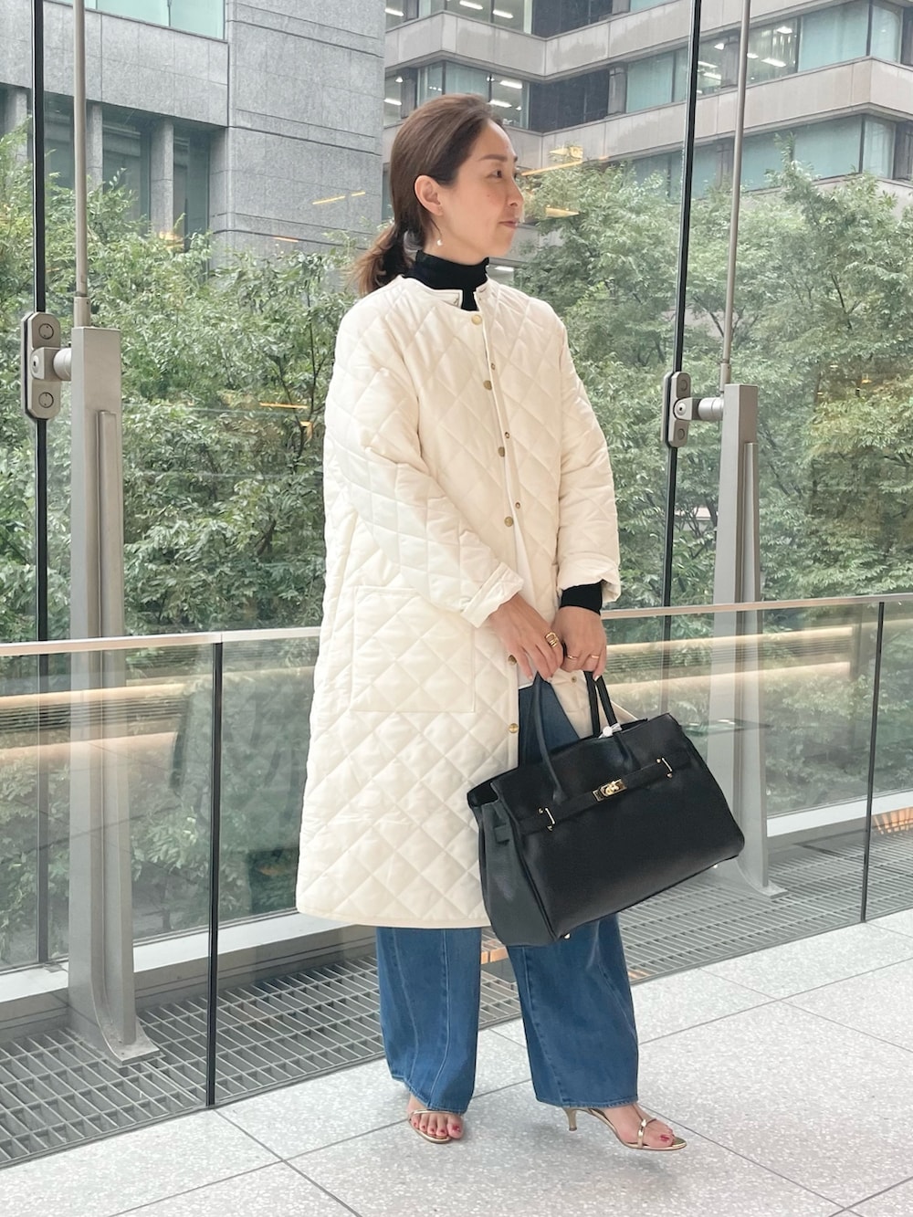 「Traditional Weatherwear、キルティング、キルティングコート、中綿ジャケット、白コート、きれいめカジュアル、デニム、シャツスタイル、秋コーデ、お出かけコーデ、シンプルコーデ、リボンブラウス、デニムコーデ」｜「NOLLEY’Sの【TRADITIONAL WEATHERWEAR/トラディショナル ウェザーウェア】ARKLEY LONG（その他アウター、ホワイト系）」を使った、ISHIDAさん（レディース・158cm）の秋コーディネートの4枚目の写真