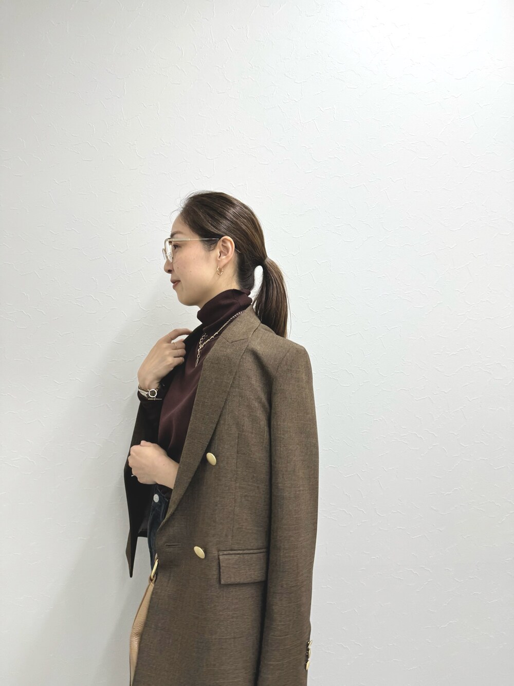 「コインネックレス、コインチャーム、ジャケット、ジャケットスタイル、ジャケットコーデ、デニム、デニムコーデ、スリットパンツ、レザーバッグ、ブラウン、ブラウンコーデ、休日スタイル、きれいめカジュアル、お洒落さんとつながりたい、秋コーデ」｜「NOLLEY’Sの【MAURIZIO TAIUTI/マウリツィオタユーティ】バンブーヒネリバケツバッグ（トートバッグ、ベージュ系）」を使った、ISHIDAさん（レディース・158cm）の夏コーディネートの7枚目の写真