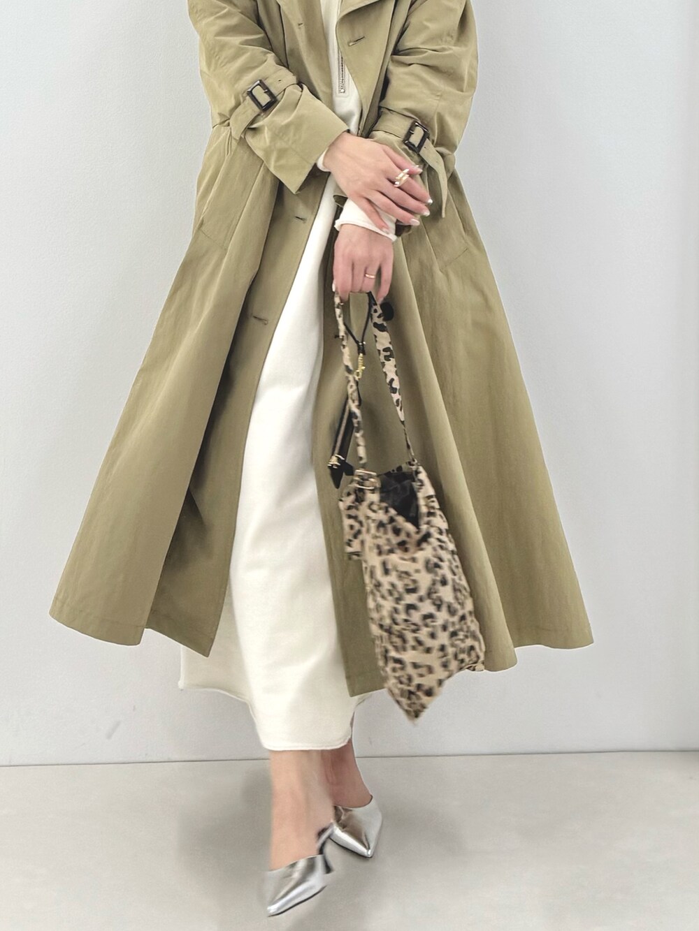 ホワイト系のワンピース、その他のエコバッグ/サブバッグ、その他のエコバッグ/サブバッグを着用したレディースの冬コーディネートの6枚目の写真