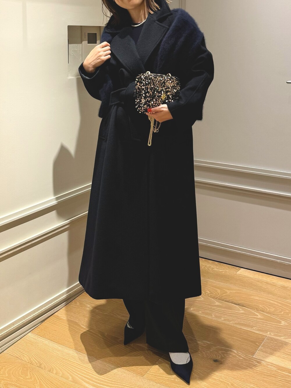 「ロングコート、冬アウター、最近のいい感じコーデ、クリスマスコーデ、クリスマスに着たい服、オトナカジュアル、お出かけコーデ、オトナ女子、キラキラバッグ、ショルダーバッグ」｜「NOLLEY’S Sophiのアンゴラロングベルテッドコート 24AW（その他アウター、ブルー系）」を使った、ISHIDAさん（レディース・158cm）の秋コーディネートの4枚目の写真