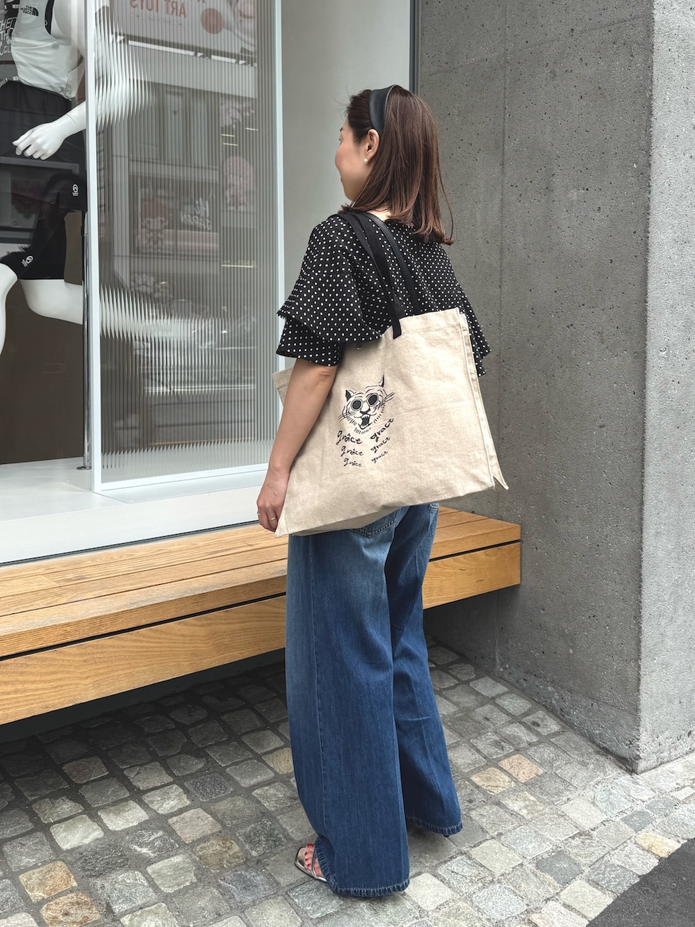 「柄シャツ、サンダル、プチプラ、初夏コーデ、夏ファッション、大人女子、大人コーデ、大人カジュアルコーデ、オトナカワイイ、キレイめコーデ、ドット柄、ドット、ドットブラウス、エコバッグ、カチューシャコーデ」|「NOLLEY’Sの【追加】サッカードットバックフリルブラウス(シャツ/ブラウス、ブラック系)」を使った、ISHIDAさん(レディース・158cm)の夏コーディネートの5枚目の写真