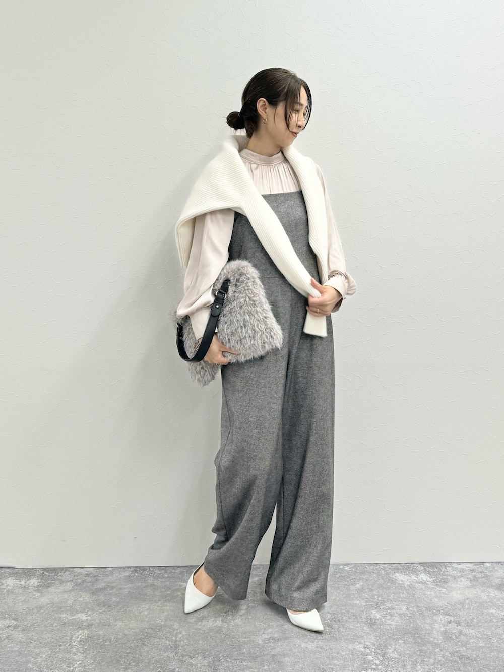 「最近のいい感じコーデ、ショルダーバッグ、淡色コーデ、おでかけコーデ、秋冬コーデ、大人かわいい、サロペット、サテンブラウス、ブラウス、お仕事コーデ、ファー小物、ファー、ファーバッグ、ハーフジップ」｜「NOLLEY’S Sophiのシックツイードサロペット（サロペット/オーバーオール、ブラック系）」を使った、ISHIDAさん（レディース・158cm）の秋コーディネートの3枚目の写真