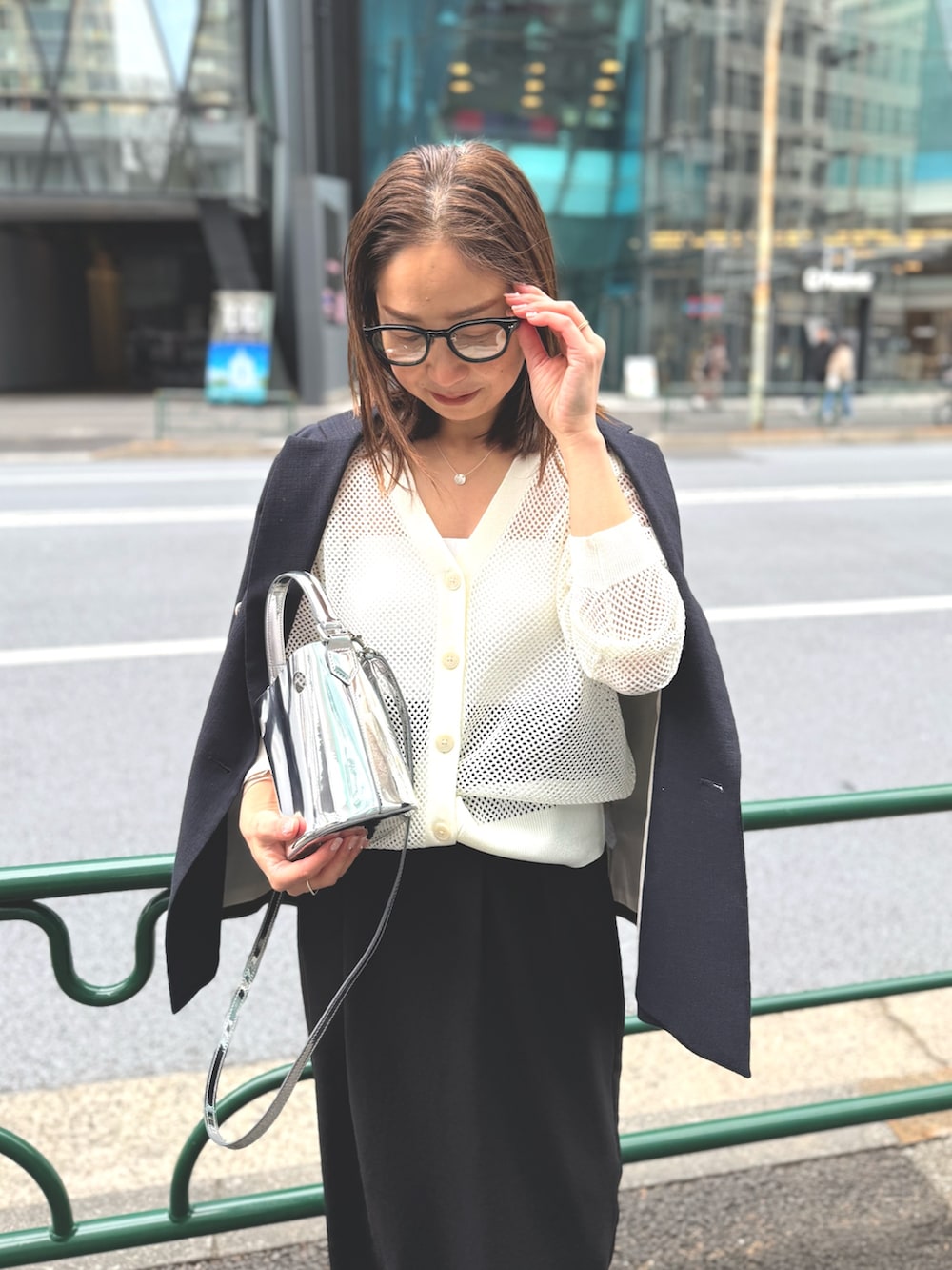 「ショルダーバッグ、大人カジュアル、カーディガン、お出かけコーデ、メガネ女子、トートバッグ、春夏コーデ、シンプルコーデ、キレイめカジュアル、着回しコーデ、ローファー、ロングスカート、スニーカーコーデ」|「NOLLEY’Sのブッチャーダブルジャケット(テーラードジャケット、ブルー系)」を使った、ISHIDAさん(レディース・158cm)の春コーディネートの4枚目の写真