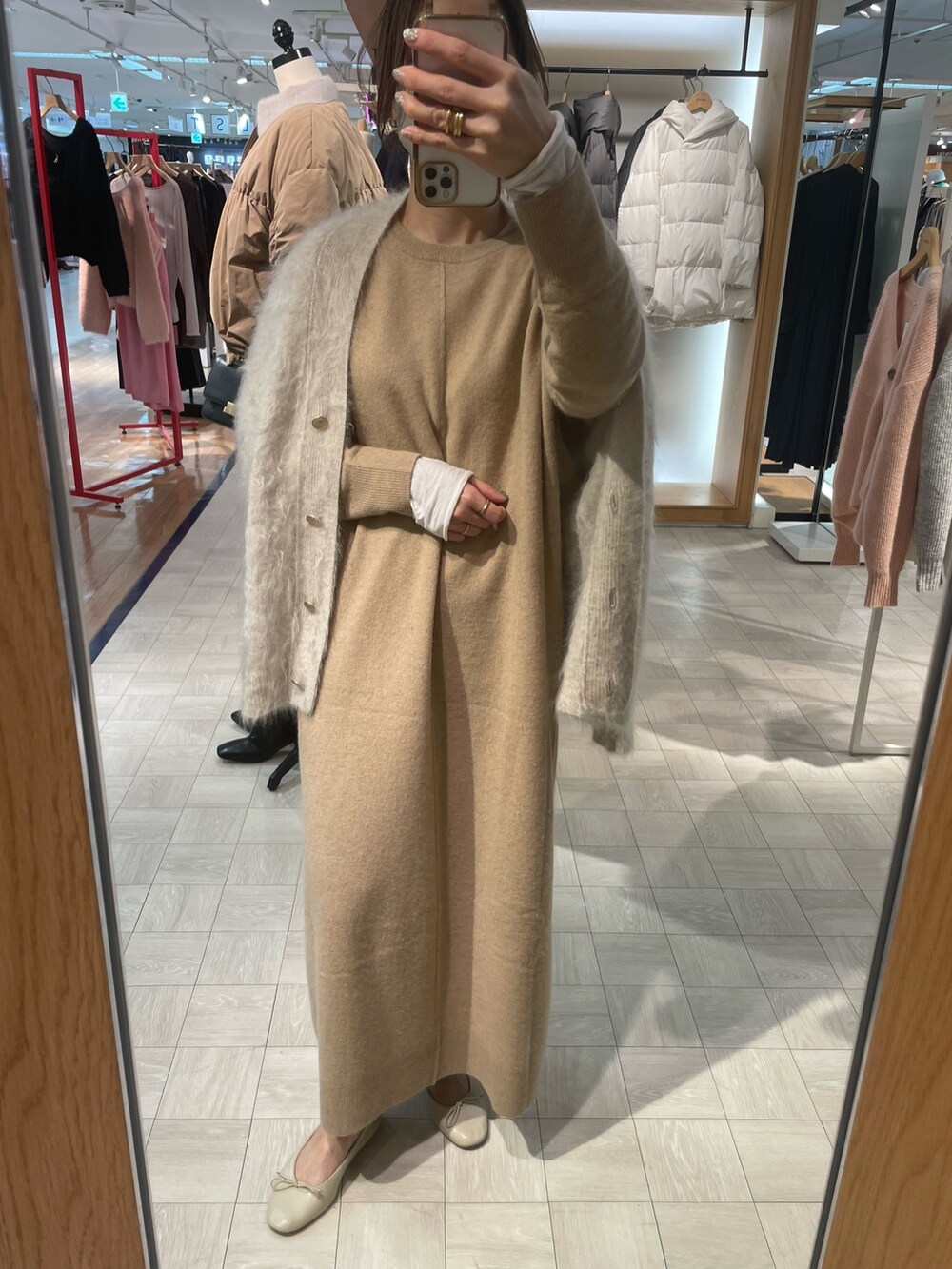 「きれいめカジュアル、ロングスカート、レザー、淡色コーデ、レイヤードスタイル、ニット、冬コーデ、休日スタイル、ワンピース、ニットワンピース、ベージュコーデ、ロンt」｜「NOLLEY’SのシアーロンT（Tシャツ/カットソー、ホワイト系）」を使った、ISHIDAさん（レディース・158cm）の冬コーディネートの6枚目の写真