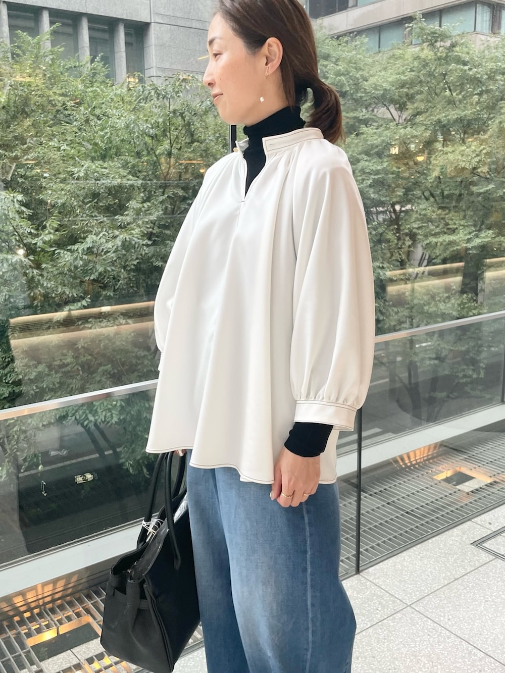 「Traditional Weatherwear、キルティング、キルティングコート、中綿ジャケット、白コート、きれいめカジュアル、デニム、シャツスタイル、秋コーデ、お出かけコーデ、シンプルコーデ、リボンブラウス、デニムコーデ」｜「NOLLEY’Sの【TRADITIONAL WEATHERWEAR/トラディショナル ウェザーウェア】ARKLEY LONG（その他アウター、ホワイト系）」を使った、ISHIDAさん（レディース・158cm）の秋コーディネートの9枚目の写真