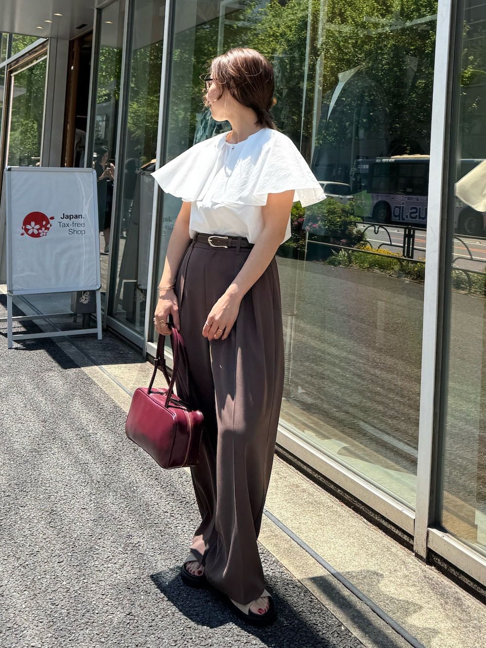 「ブラウンコーデ、ブラウン、ブラウンパンツ、スポーツミックス、デートコーデ、夏コーデ、夏服、オトナ女子、150cm台コーデ、夏、春夏コーデ、フリル」|「NOLLEY’S Sophiのウォッシャブル強撚ツイルワイドパンツ(その他パンツ、ブラウン系)」を使った、ISHIDAさん(レディース・158cm)の夏コーディネートの2枚目の写真