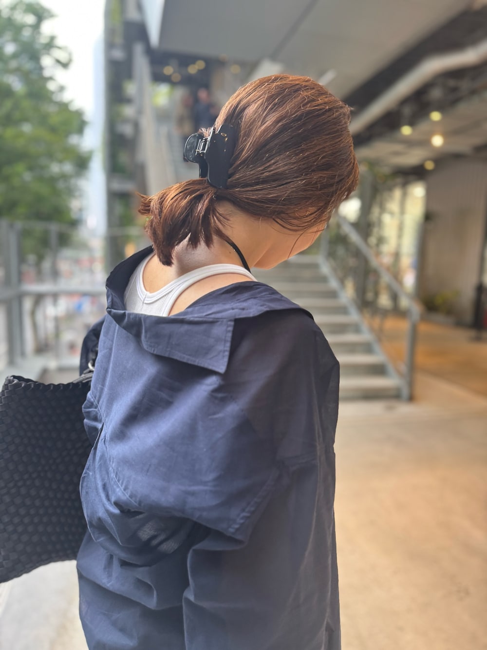 「シャツスタイル、シャツ、シャツコーデ、メッシュ、メッシュバッグ、メッシュトート、バッグチャーム、チャーム、カジュアル、カジュアルコーデ、カジュアルスタイル、カジュアルストリート」｜「NOLLEY’Sの◇【WEB限定】MY STANDARD シアーシャツ（シャツ/ブラウス、ブルー系）」を使った、ISHIDAさん（レディース・158cm）の夏コーディネートの6枚目の写真