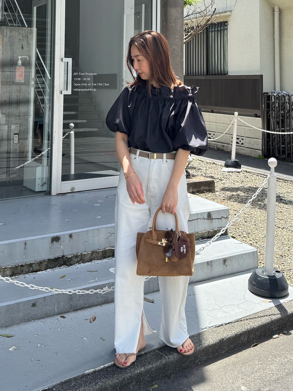 ブラック系のシャツ/ブラウス、ホワイト系のデニムパンツ、イエロー系のトートバッグを着用したレディースの夏コーディネートの6枚目の写真