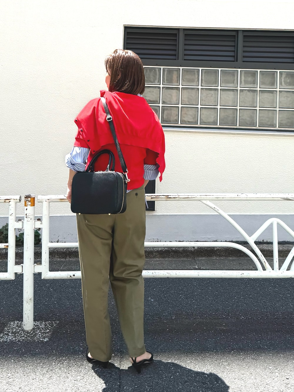 「ボストンバッグ、ボストン、ボストンメガネ、ボストンBAG、ショルダーバッグ、秋服準備はじめました、着こなしのちょこっとテク、休日スタイル、パンツコーデ、オトナ女子、秋カラー、今日のコーデ、オトナカジュアル、きれいめコーデ、小物で作る初秋コーデ」|「NOLLEY’Sのウォッシャブル Premium TWLL オトナチノパンツ(その他パンツ、グリーン系)」を使った、ISHIDAさん(骨格ウェーブ・レディース・158cm)の夏コーディネートの7枚目の写真