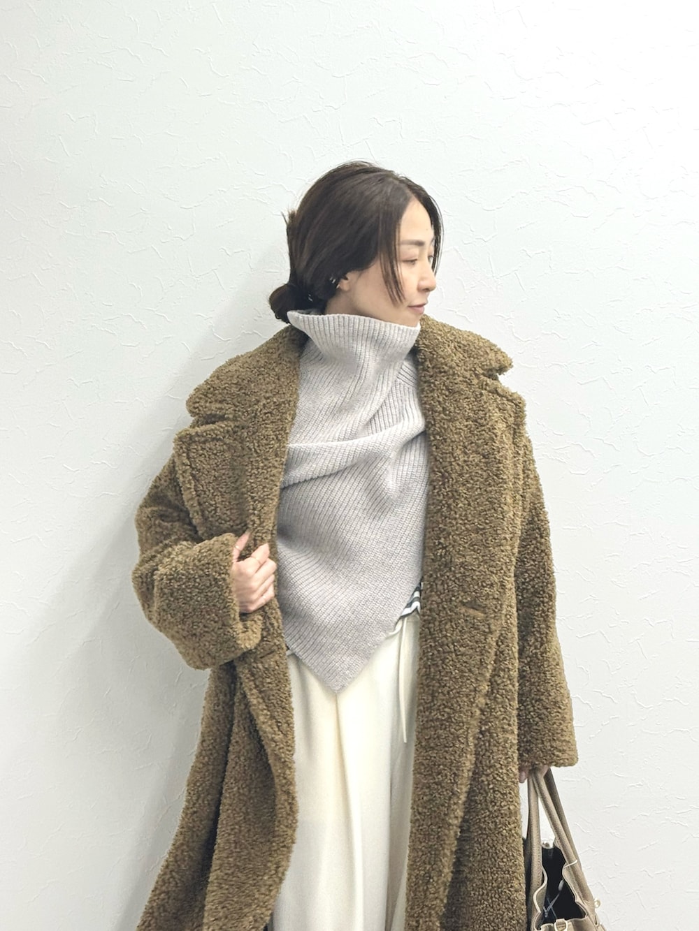 「ボアジャケット、ボアコート、ボア、白パンツ、ホワイトパンツ、ポンチョ、大人カジュアル、おでかけコーデ、大人コーデ、クリスマスコーデ、お洒落さんとつながりたい」｜「NOLLEY’S Sophiのフェイクテディファーロングコート（その他アウター、イエロー系）」を使った、ISHIDAさん（レディース・158cm）の秋コーディネートの4枚目の写真