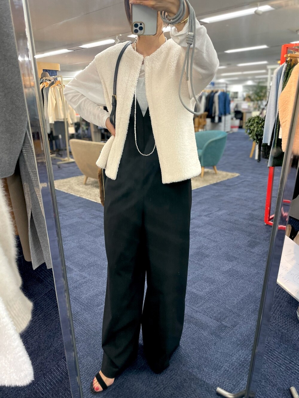 「ボア、ベスト、ジレ、ショート丈トップス、ボアベスト、サロペット、ミニバッグ、シアートップス、ロンT、シアーTシャツ、レイヤードスタイル、休日スタイル、ママコーデ」｜「VIOLAd'OROのアイテム（ショルダーバッグ、ブラウン系）」を使った、ISHIDAさん（レディース・158cm）の秋コーディネートの10枚目の写真