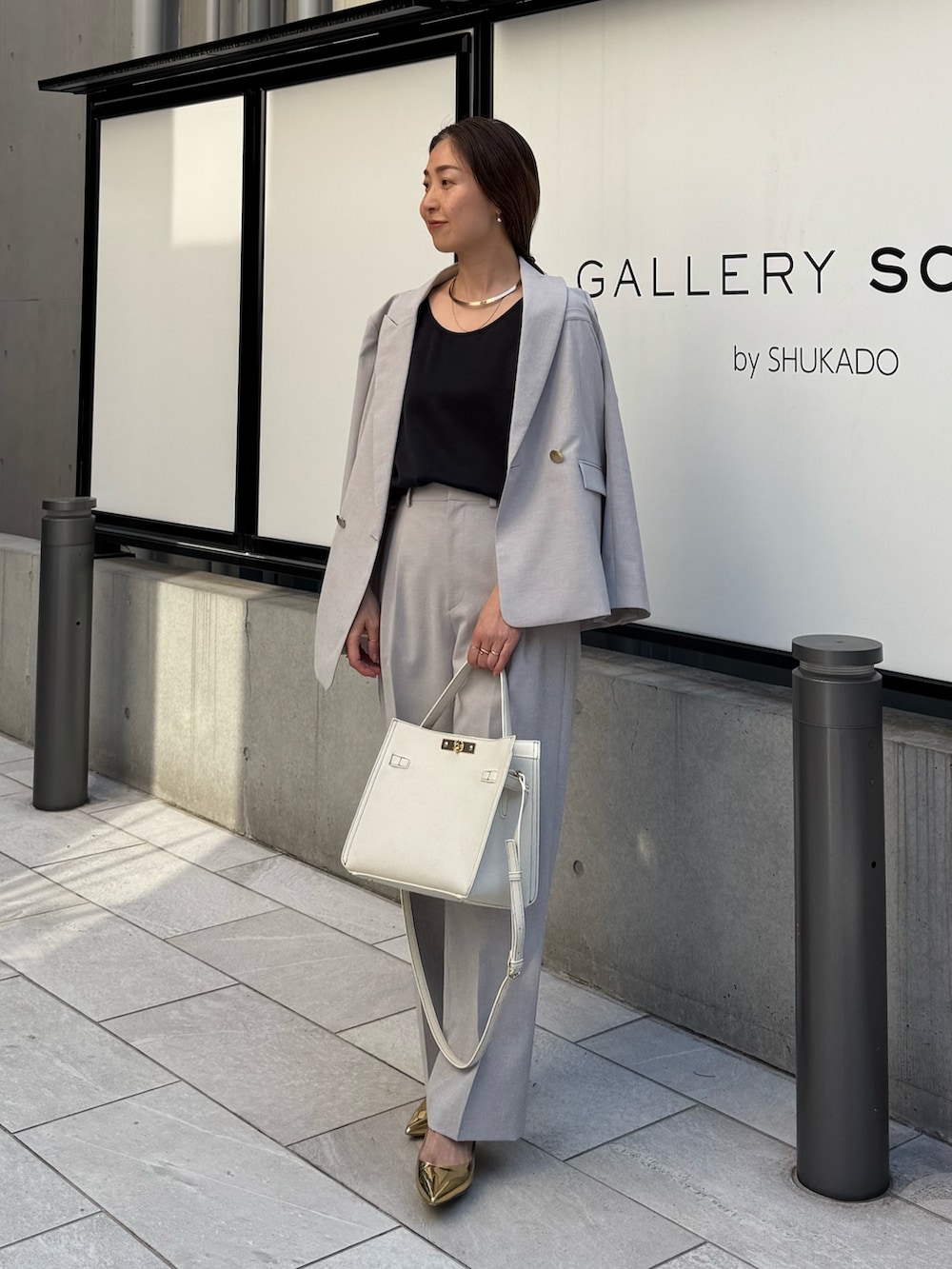 「スーツ、スーツスタイル、スーツコーデ、パンツスーツ、トートバッグ、トートバッグ 白、トートバッグ 黒、レザーバッグ、きれいめコーデ、大人ファッション、セットアップスタイル、今日のコーデ、ワントーンコーデ」|「NOLLEY’S Sophiの《セットアップ対応》ウォッシャブルライトドライシャンブレージャケット(テーラードジャケット、グレー系)」を使った、ISHIDAさん(レディース・158cm)の夏コーディネートの2枚目の写真