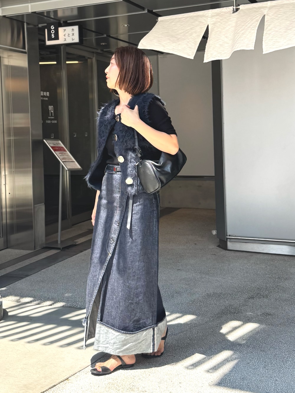 「着こなしのちょこっとテク、休日スタイル、デニム、おでかけコーデ、オトナカジュアル、オトナ女子、大人かわいい、今日のコーデ、大人コーデ、150cm台コーデ、小物で作る初秋コーデ、今から使える秋の先取りコーデ、ベスト、ベストコーデ、ベストスタイル」｜「NOLLEY’Sの【LEFIJE/レフィエ】スクエアバックルベルト（ベルト、ブラック系）」を使った、ISHIDAさん（骨格ウェーブ・レディース・158cm）の夏コーディネートの5枚目の写真