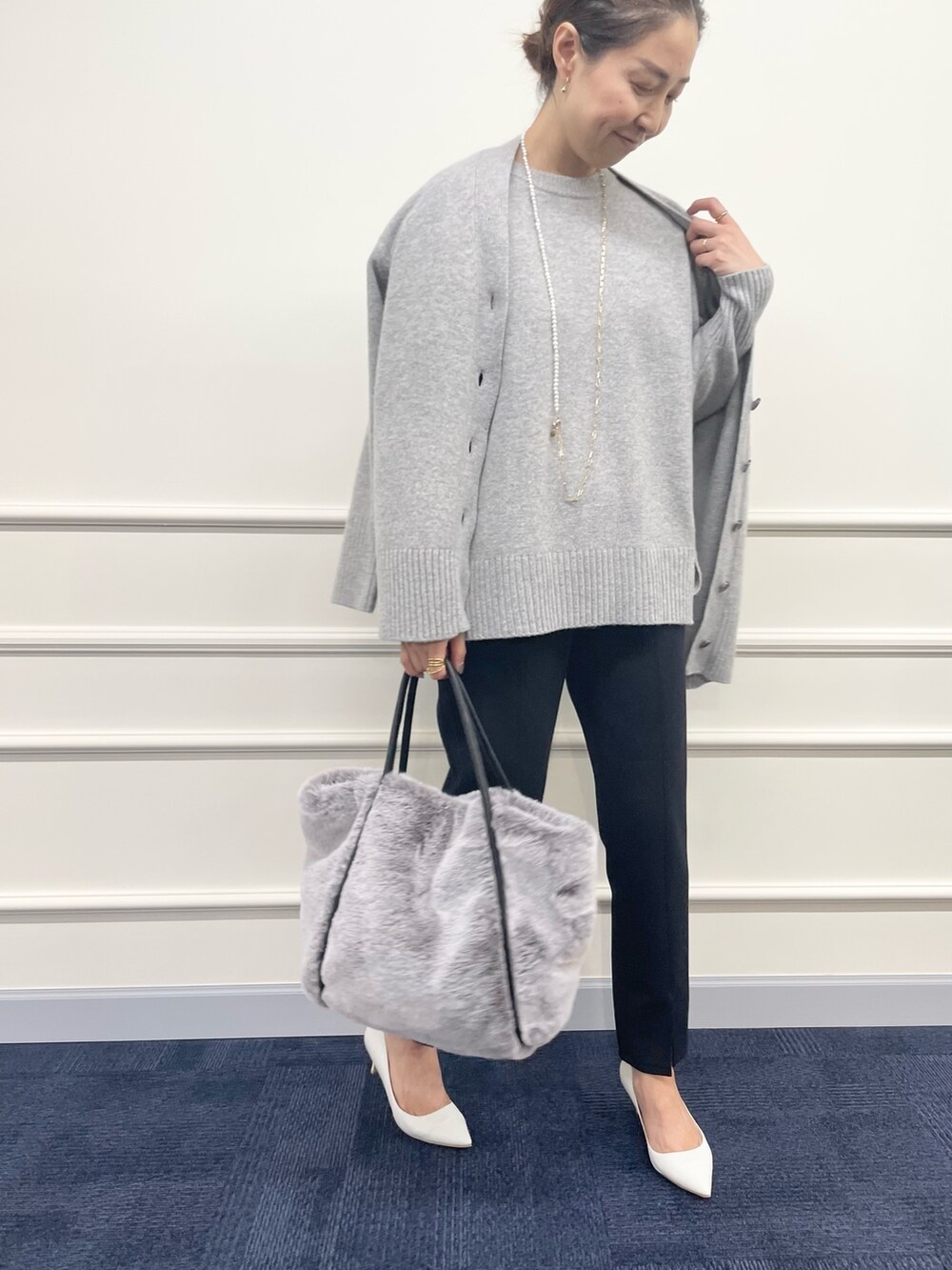 「ニット、ロングニット、カーディガン、グレー、スリットパンツ、スリット、パンツスタイル、パンツコーデ、ママコーデ、大人カジュアル、アンサンブル、休日スタイル、きれいめカジュアル、秋コーデ」|「NOLLEY’Sの◇【WEB限定】カシミヤブレンド長めクルーネックプルオーバーニット(ニット/セーター、グレー系)」を使った、ISHIDAさん(レディース・158cm)の秋コーディネートの6枚目の写真