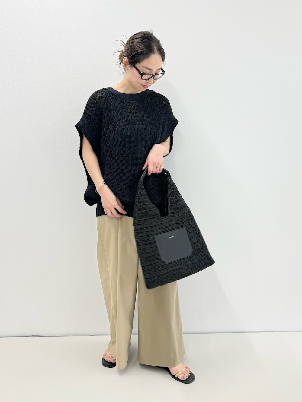 「ニット、ニットジレ、ベスト、ベストコーデ、ワイドパンツ、カゴバック、ニコラスライナス、ペタンコサンダル、サンダル、メガネ女子、キャミソール、レイヤードスタイル、春のNewスタイル、お出かけコーデ、シンプルコーデ」｜「NOLLEY’Sのペーパークロシェトートバッグ（かごバッグ、ブラック系）」を使った、ISHIDAさん（レディース・158cm）の春コーディネートの7枚目の写真