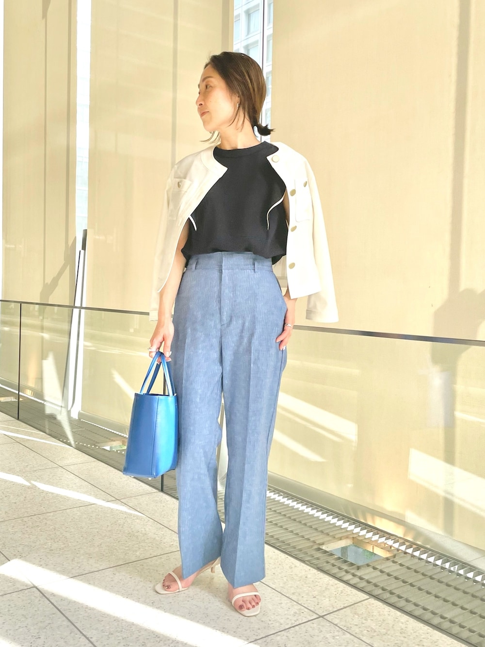 ブルー系のその他パンツ、ブルー系のシャツ/ブラウス、ホワイト系のサンダルを着用したレディースの春コーディネートの2枚目の写真