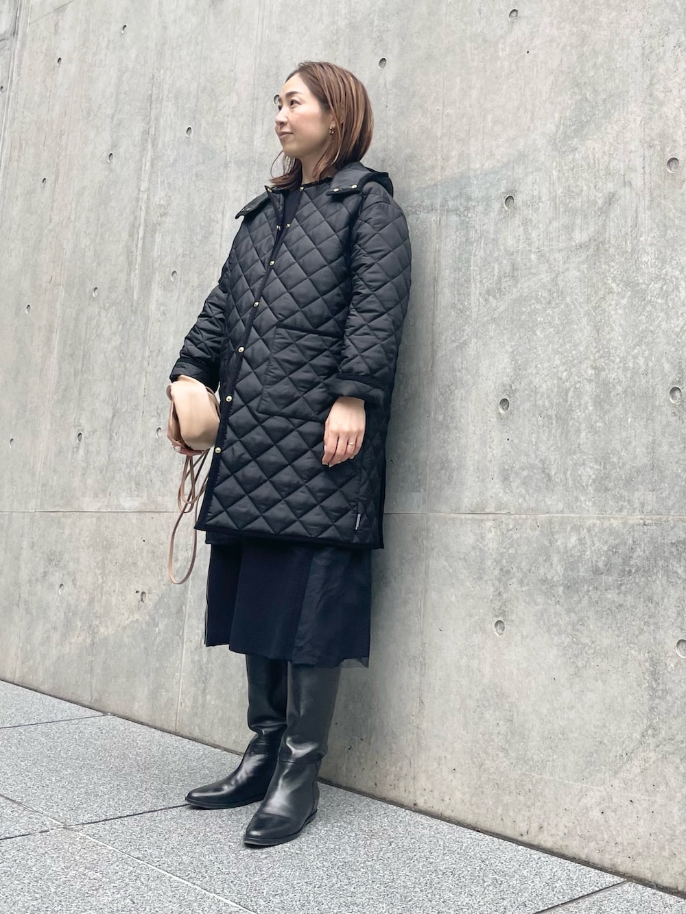 ブラック系のワンピース、ブラック系のその他アウターを着用したレディースの秋コーディネートの8枚目の写真