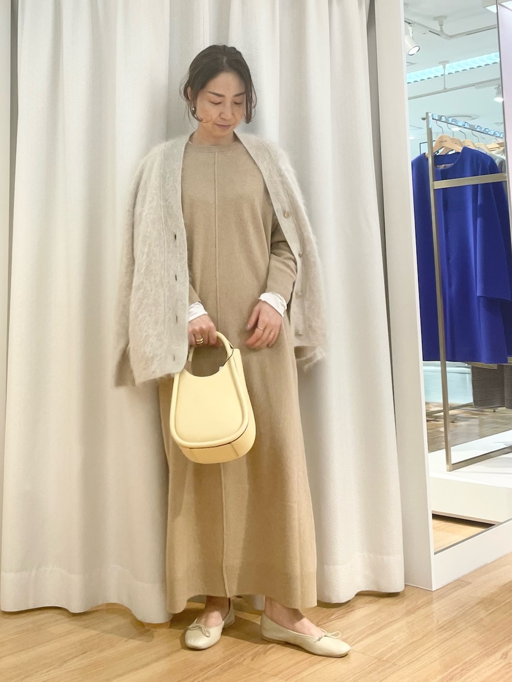 「きれいめカジュアル、ロングスカート、レザー、淡色コーデ、レイヤードスタイル、ニット、冬コーデ、休日スタイル、ワンピース、ニットワンピース、ベージュコーデ、ロンt」｜「NOLLEY’SのシアーロンT（Tシャツ/カットソー、ホワイト系）」を使った、ISHIDAさん（レディース・158cm）の冬コーディネートの2枚目の写真