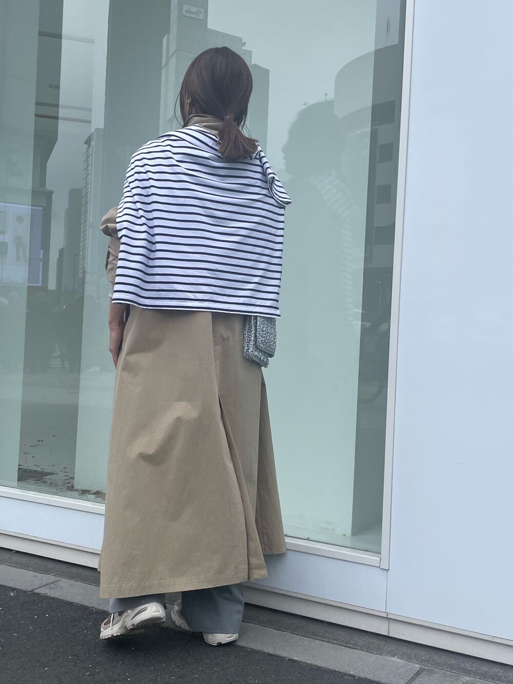 「トレンチコート、春コーデ、ニットベスト、ベストコーデ、リブニット、タートルネック、ワイドパンツ、セミワイドパンツ、スニーカーコーデ、スニーカー、コートコーデ、レイヤードスタイル、休日スタイル、冬を彩る色いろコーデ、今日のコーデ」|「NOLLEY’SのウォッシャブルElegantイージーパンツ(その他パンツ、グレー系)」を使った、ISHIDAさん(レディース・158cm)の冬コーディネートの4枚目の写真