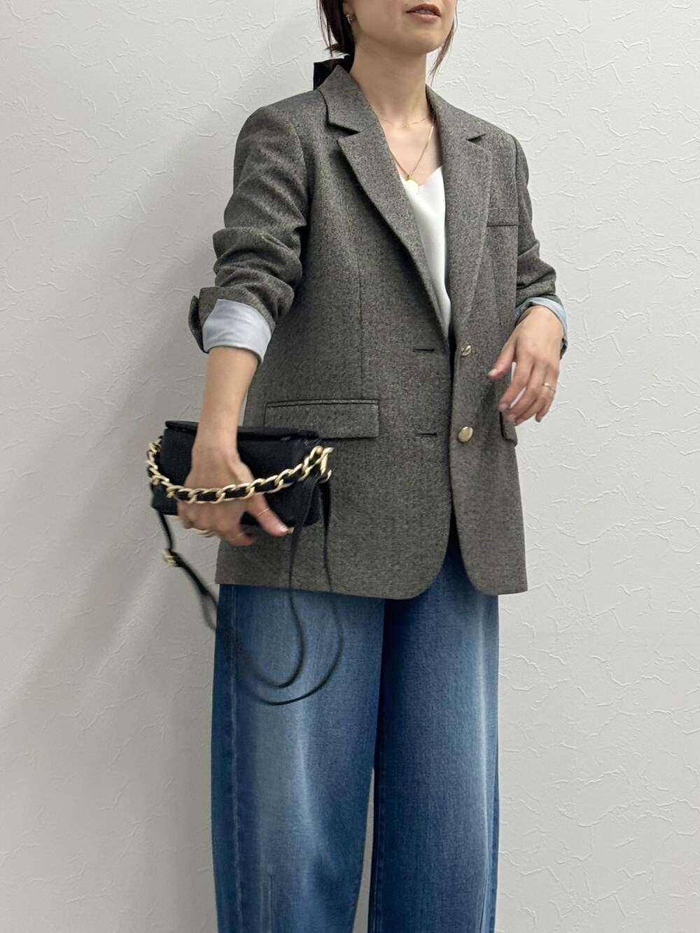 「ジャケット、ジャケットスタイル、ジャケットコーデ、デニム、デニムパンツ、デニムコーデ、サテン、サテンシャツ、きれいめカジュアル、休日スタイル、韓国ファッション、オトナカワイイ、シュシュ、パンツコーデ、キレイめ」｜「Rie Millerの【RM denim】ハイウエストバギーデニム（デニムパンツ、ブルー系）」を使った、ISHIDAさん（レディース・158cm）の夏コーディネートの4枚目の写真
