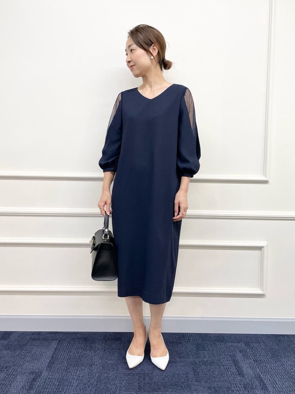 ブルー系のワンピース、ブラック系のショルダーバッグ、ホワイト系のピアス（両耳用）を着用したレディースの秋コーディネートの2枚目の写真