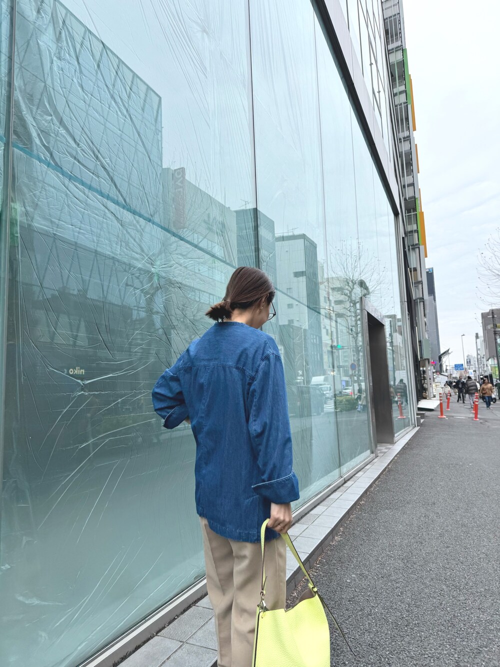 「春コーデ、シンプルスタイル、ゆるコーデ、大人女子、春先取り、デニムコーデ、お仕事コーデ」|「LORISTELLAのアシメワンハンドルバッグmade in Italy(ショルダーバッグ、イエロー系)」を使った、ISHIDAさん(レディース・158cm)の春コーディネートの9枚目の写真