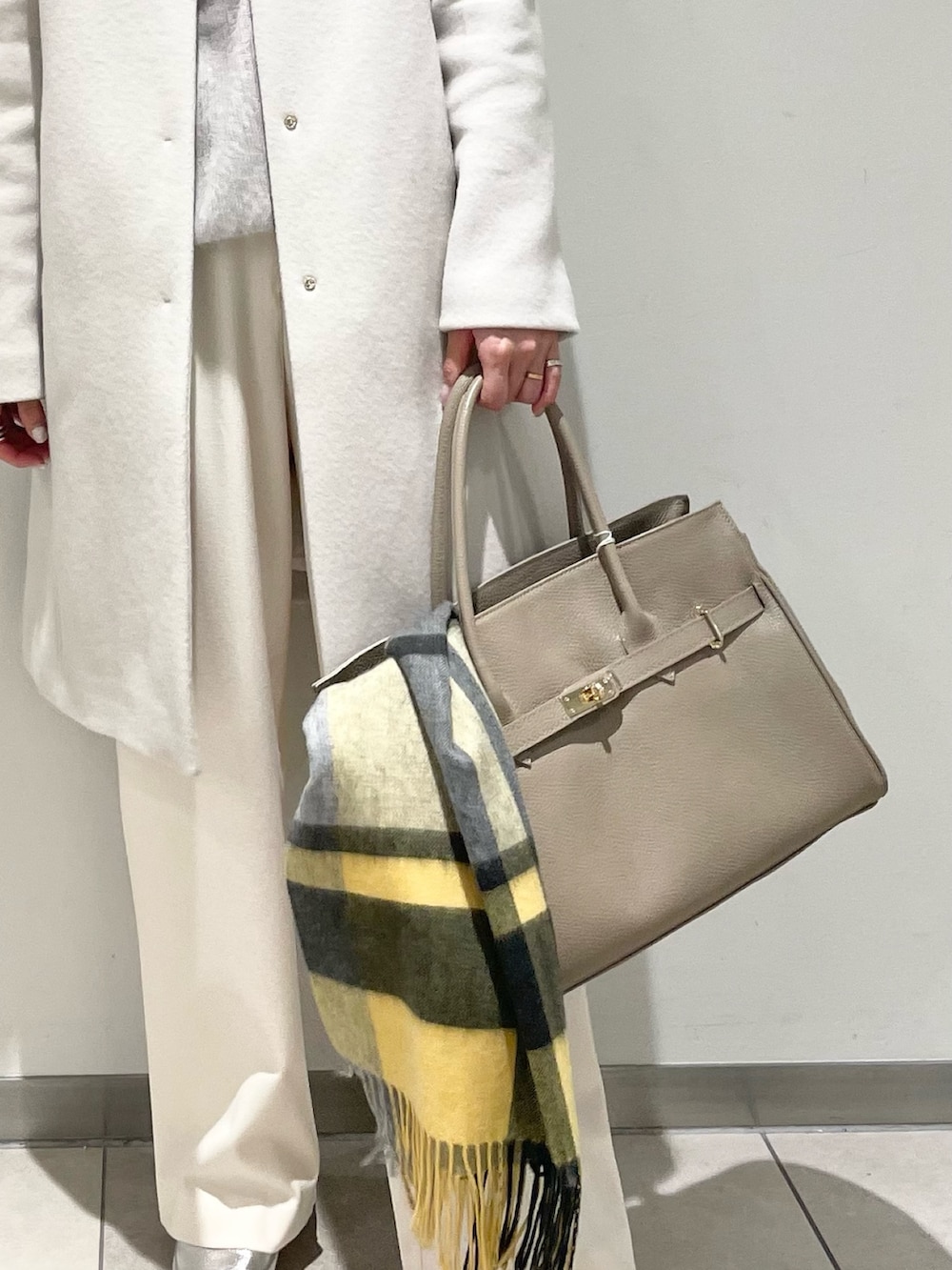 「ワイドパンツ、ホワイトコーデ、ワントーンコーデ、コート、ふわふわニット、ヘアリーニット、ニット、ハイネック、A4バッグ、トートバッグ、お仕事コーデ、きれいめカジュアル、キレイめ、きれいめコーディネート、お出かけコーデ」|「NOLLEY’Sのへアリー片畦ハイネックプルオーバーニット(ニット/セーター、ベージュ系)」を使った、ISHIDAさん(レディース・158cm)の秋コーディネートの7枚目の写真