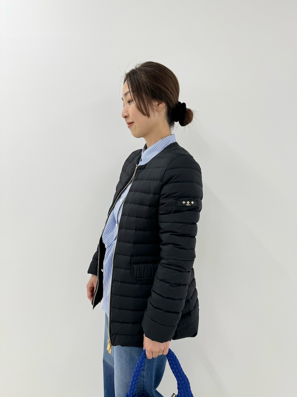 「タトラス、ダウンジャケット、ダウンコート、ダウンコーデ、ライトダウン、ショートダウン、TATRAS、TATRAS別注、シャツスタイル、デニムコーデ、スリットデニム、rmdenim」｜「TATRASの【TATRAS/タトラス】NOSTAノーリーズ別注 24AW（ダウンジャケット/コート、ブルー系）」を使った、ISHIDAさん（レディース・158cm）の冬コーディネートの7枚目の写真