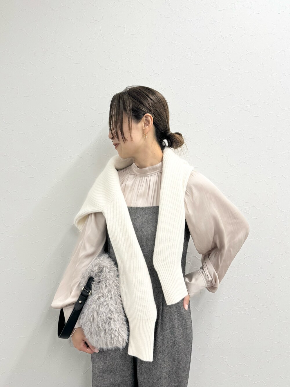 「最近のいい感じコーデ、ショルダーバッグ、淡色コーデ、おでかけコーデ、秋冬コーデ、大人かわいい、サロペット、サテンブラウス、ブラウス、お仕事コーデ、ファー小物、ファー、ファーバッグ、ハーフジップ」｜「NOLLEY’S Sophiのシックツイードサロペット（サロペット/オーバーオール、ブラック系）」を使った、ISHIDAさん（レディース・158cm）の秋コーディネートの5枚目の写真