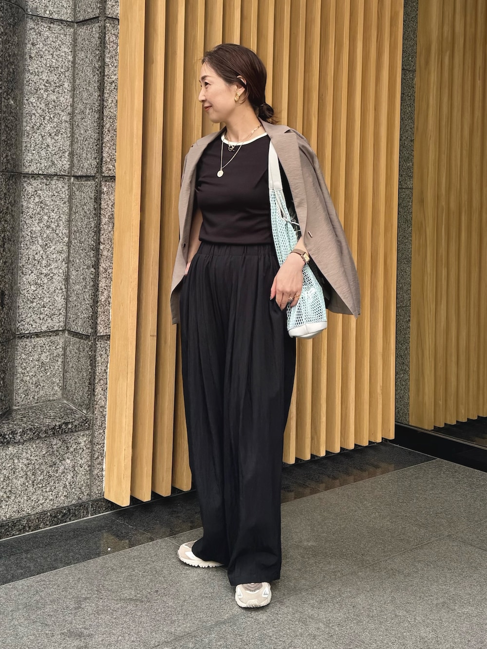 「ワイドパンツ、春夏コーデ、シンプルコーデ、きれいめカジュアル、休日スタイル、スニーカー、トートバッグ、大人カジュアルコーデ、リラックススタイル、夏服、着回しコーデ、ワントーンコーデ、Tシャツコーデ、お洒落さんとつながりたい、マクウェル」|「NOLLEY’Sの【MAQWEL/マクウェル】リンガーリブ半袖Tシャツ(Tシャツ/カットソー、ブラック系)」を使った、ISHIDAさん(レディース・158cm)の春コーディネートの7枚目の写真