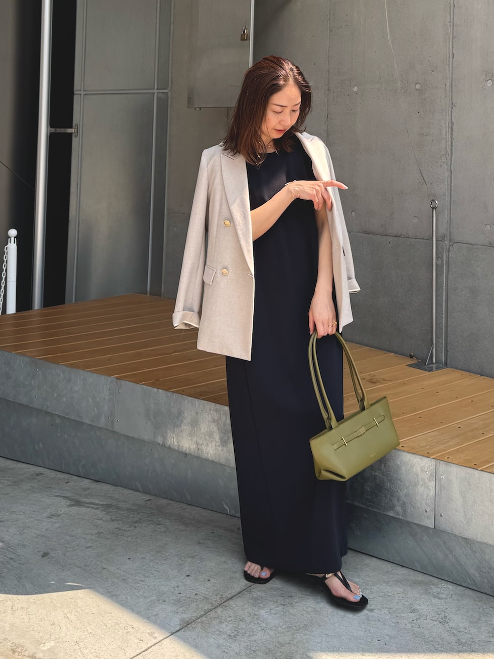 「春夏コーデ、シンプルコーデ、ワンピース、きれいめカジュアル、休日スタイル、サンダル、お出かけコーデ、デートコーデ、オトナカワイイ、大人カジュアルコーデ、今日のコーデ」｜「NOLLEY’Sの◇【WEB限定】【追加】ウォッシャブルダンボール2WAYワンピース（ワンピース、ブラック系）」を使った、ISHIDAさん（レディース・158cm）の春コーディネートの4枚目の写真