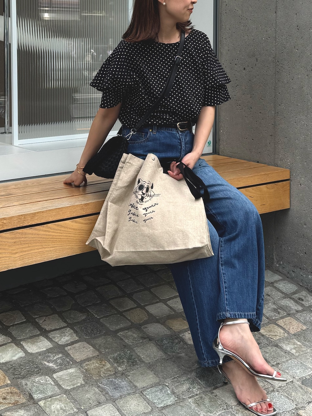 「柄シャツ、サンダル、プチプラ、初夏コーデ、夏ファッション、大人女子、大人コーデ、大人カジュアルコーデ、オトナカワイイ、キレイめコーデ、ドット柄、ドット、ドットブラウス、エコバッグ、カチューシャコーデ」|「NOLLEY’Sの【追加】サッカードットバックフリルブラウス(シャツ/ブラウス、ブラック系)」を使った、ISHIDAさん(レディース・158cm)の夏コーディネートの3枚目の写真