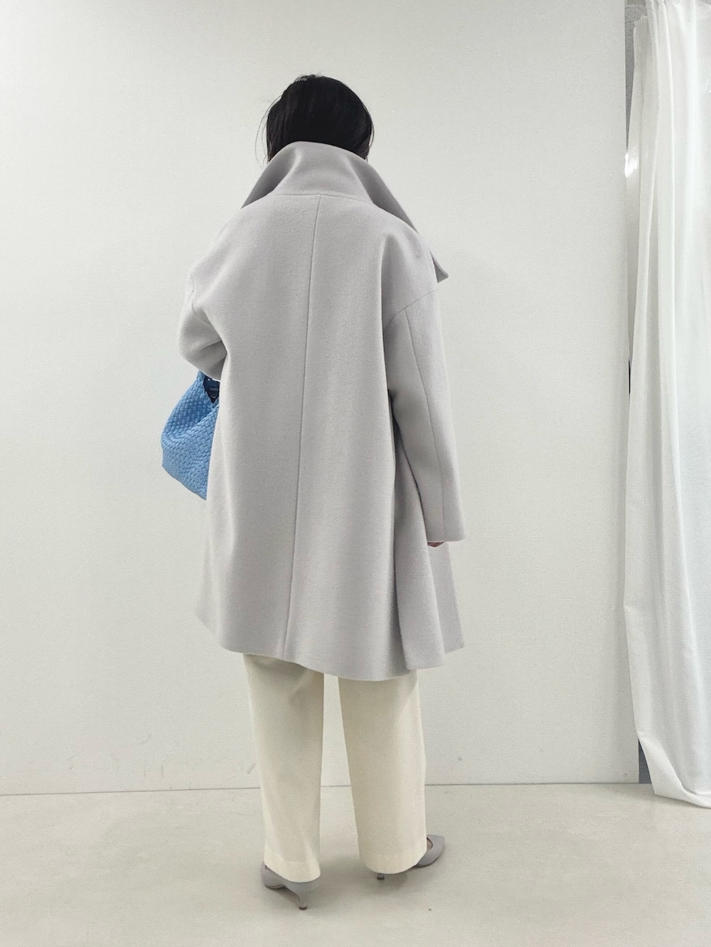 ホワイト系のその他パンツ、グレー系のパンプス、ベージュ系のその他アウターを着用したレディースの冬コーディネートの5枚目の写真