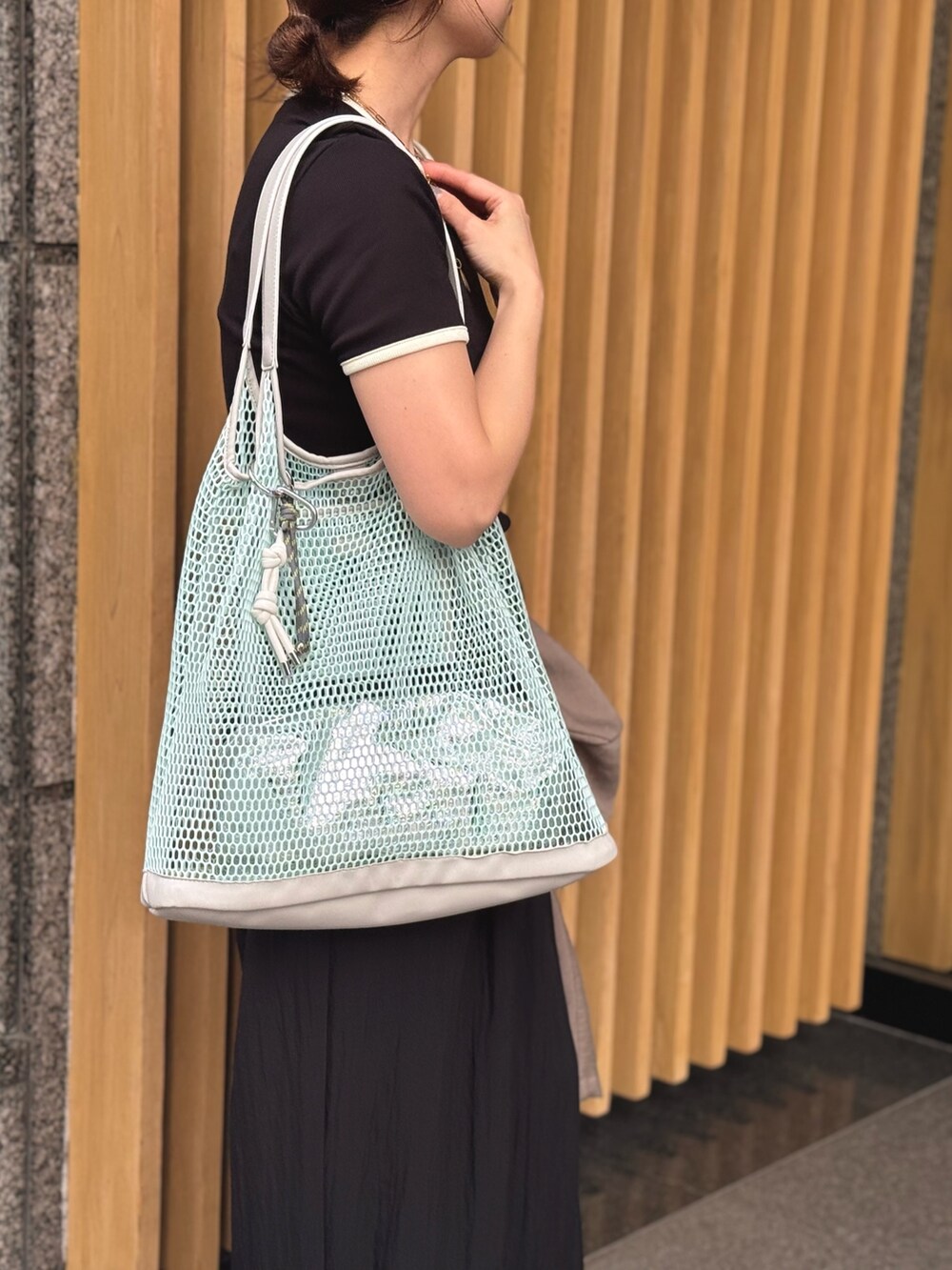 「ワイドパンツ、春夏コーデ、シンプルコーデ、きれいめカジュアル、休日スタイル、スニーカー、トートバッグ、大人カジュアルコーデ、リラックススタイル、夏服、着回しコーデ、ワントーンコーデ、Tシャツコーデ、お洒落さんとつながりたい、マクウェル」|「NOLLEY’Sの【MAQWEL/マクウェル】リンガーリブ半袖Tシャツ(Tシャツ/カットソー、ブラック系)」を使った、ISHIDAさん(レディース・158cm)の春コーディネートの9枚目の写真