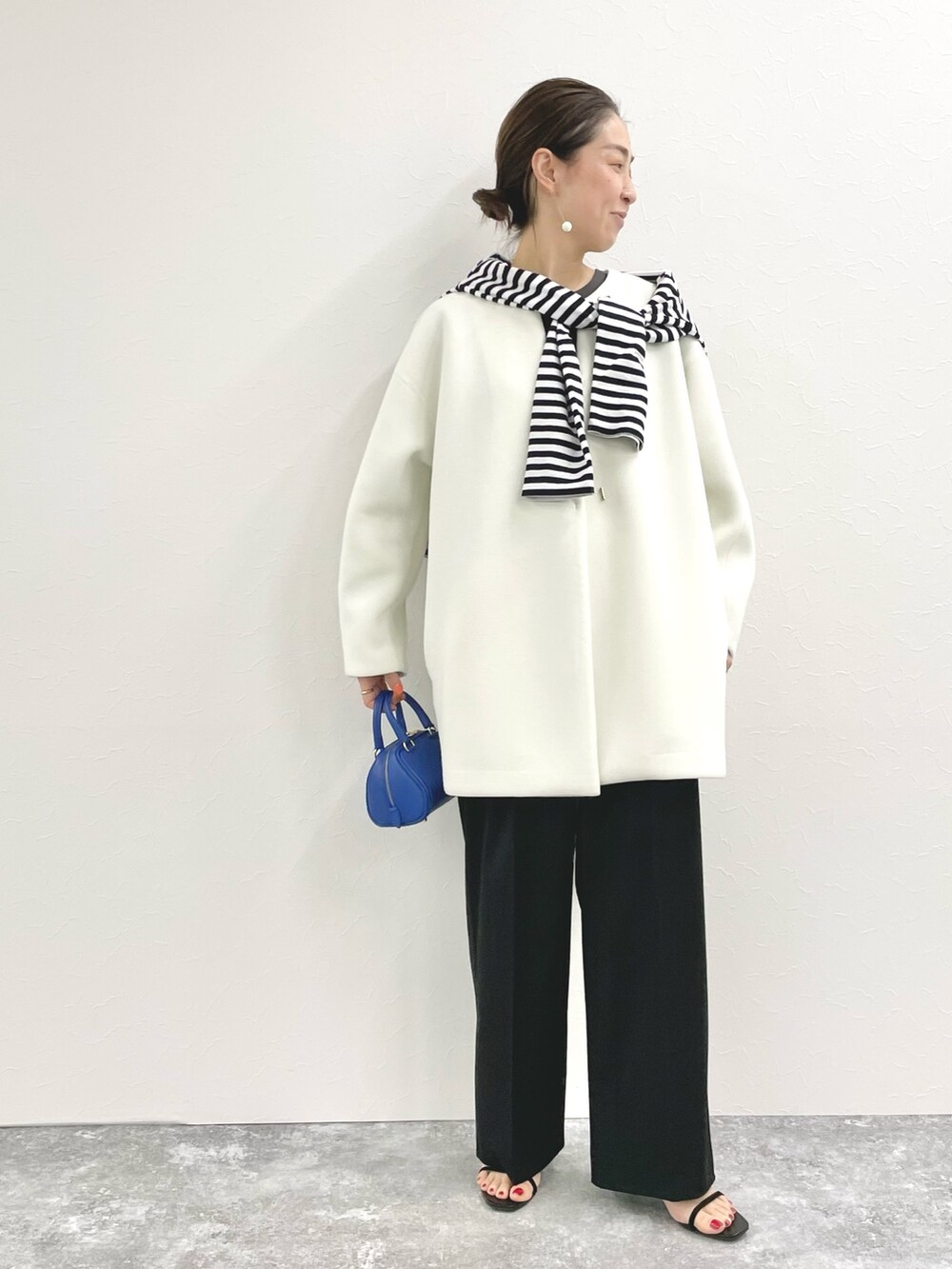 「春コーデ、春コート、オトナカジュアル、モノトーンコーデ、モノトーン、ボーダー、シンプルコーデ、ワイドパンツ、セカンドノーリーズ 、ダンボール素材、ロンT、きれいめカジュアル」｜「NOLLEY’Sの《手洗い可能》ダンボールブルゾン（ブルゾン、ホワイト系）」を使った、ISHIDAさん（レディース・158cm）の冬コーディネートの2枚目の写真