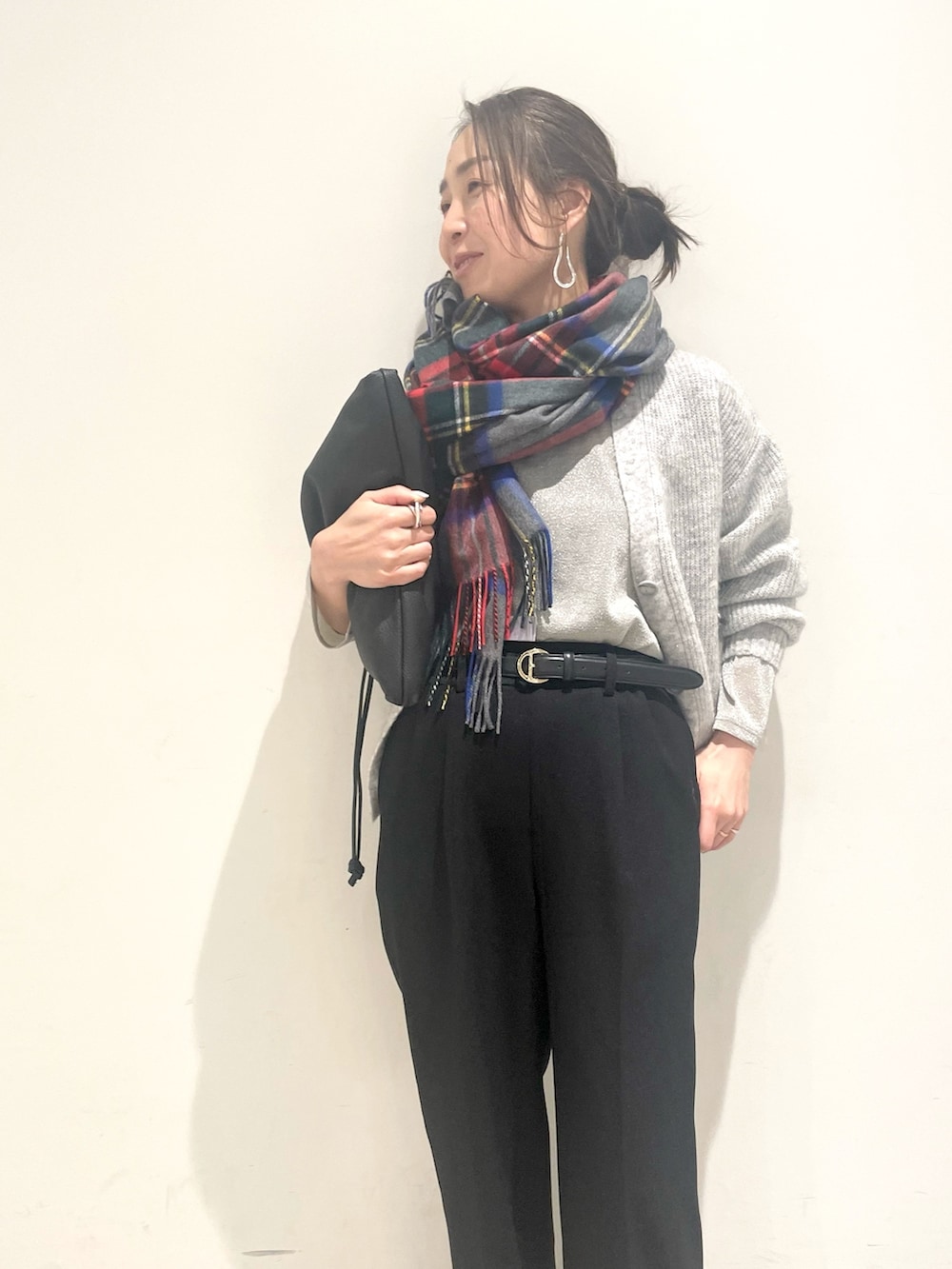 ブラック系のその他パンツ、ブラック系のショルダーバッグ、シルバー系のTシャツ/カットソーを着用したレディースの冬コーディネートの6枚目の写真