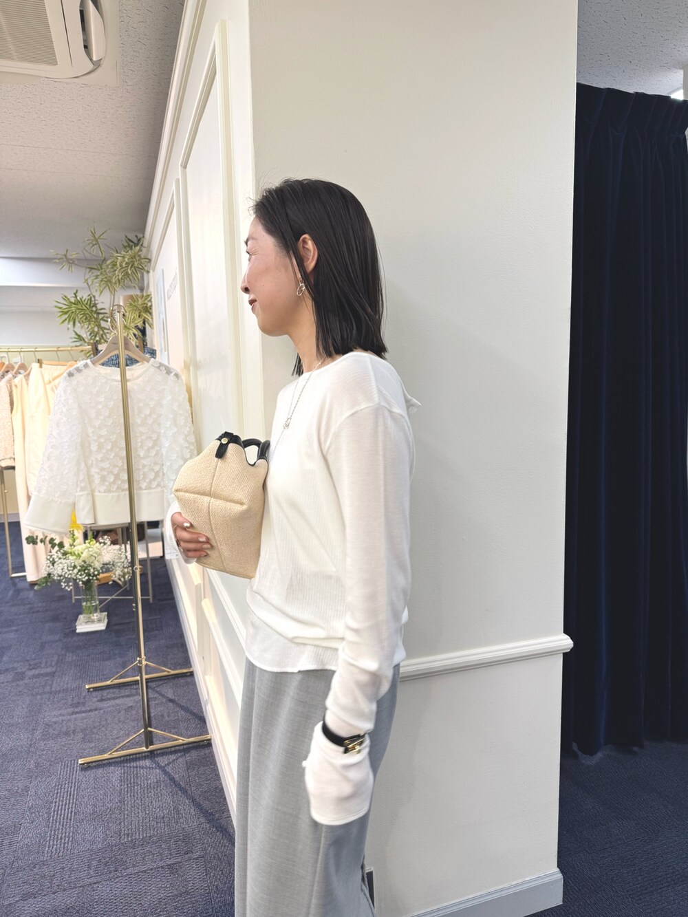「ヘンリー、ヘンリーネック、レイヤードスタイル、タイトスカート、春、春コーデ、春夏コーデ、春色、春服、ブレス、アクセサリー、リング、リング重ね付け」｜「NOLLEY’Sの【grace grace/グラスグラス】ムスビピアス（ピアス（両耳用）、シルバー系）」を使った、ISHIDAさん（レディース・158cm）の冬コーディネートの4枚目の写真