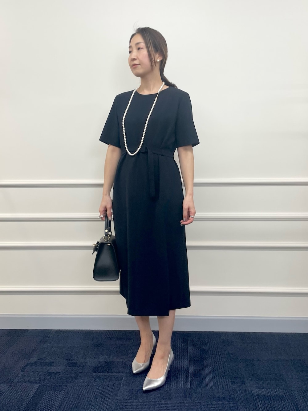 「ワンピース、ジャケット、ジャケットスタイル、ネイビーコーデ、ママコーデ、セレモニー、入学式、卒業式、卒園式、キレイめ、パールネックレス、シルバーシューズ、シルバーパンプス、レザーバッグ、ママファッション」｜「NOLLEY’Sのコットンパール12mm ピアス（ピアス（両耳用）、ホワイト系）」を使った、ISHIDAさん（レディース・158cm）の冬コーディネートの8枚目の写真