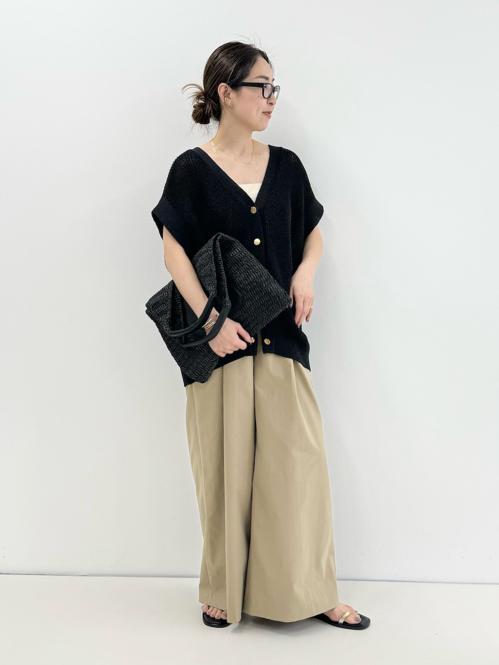 「ニット、ニットジレ、ベスト、ベストコーデ、ワイドパンツ、カゴバック、ニコラスライナス、ペタンコサンダル、サンダル、メガネ女子、キャミソール、レイヤードスタイル、春のNewスタイル、お出かけコーデ、シンプルコーデ」｜「NOLLEY’Sのペーパークロシェトートバッグ（かごバッグ、ブラック系）」を使った、ISHIDAさん（レディース・158cm）の春コーディネートの3枚目の写真