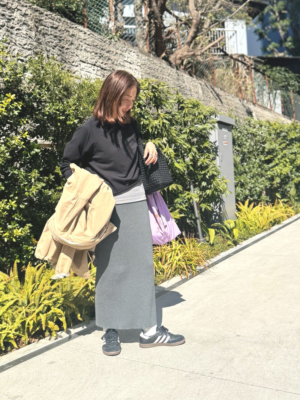 「今日のコーデ、春服コーデ、大人コーデ、おでかけコーデ、レイヤードコーデ、ゆるコーデ、モノトーン、ジャケット/アウター、オトナ女子、スウェット、スウェットコーデ、タイトスカート」｜「NOLLEY’SのメッシュトートバッグM【MD 二見☆別注カラーあり】（トートバッグ、ブラック系）」を使った、ISHIDAさん（レディース・158cm）の春コーディネートの8枚目の写真