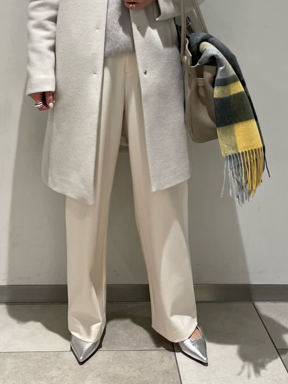 「ワイドパンツ、ホワイトコーデ、ワントーンコーデ、コート、ふわふわニット、ヘアリーニット、ニット、ハイネック、A4バッグ、トートバッグ、お仕事コーデ、きれいめカジュアル、キレイめ、きれいめコーディネート、お出かけコーデ」|「NOLLEY’Sのへアリー片畦ハイネックプルオーバーニット(ニット/セーター、ベージュ系)」を使った、ISHIDAさん(レディース・158cm)の秋コーディネートの6枚目の写真