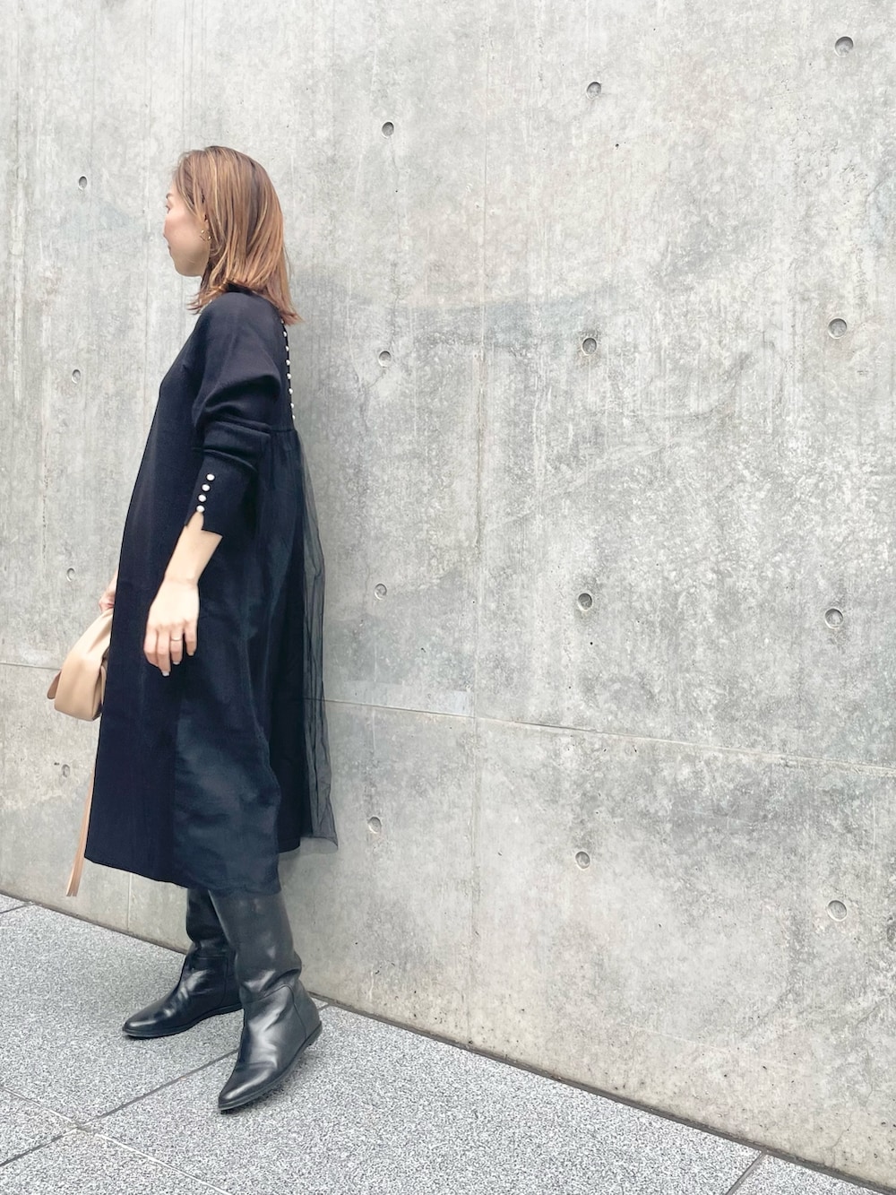 ブラック系のワンピース、ブラック系のその他アウターを着用したレディースの秋コーディネートの5枚目の写真