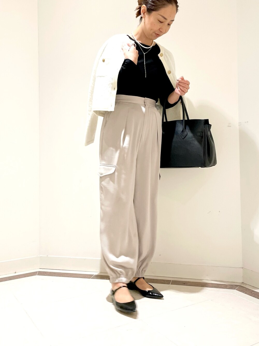 「淡水パール、パールネックレス、サテンパンツ、カーゴパンツ、きれいめカジュアル、ふわふわ、ふわふわカーディガン、ニットジャケット、飯豊まりえ、シアーロンT、シアートップス、シアー、パンツスタイル、お仕事コーデ、大きめバッグ」｜「AULENTTIの【AULENTTI/ オーレンティ】ひねりベルトレザートートバッグ（トートバッグ、ブラック系）」を使った、ISHIDAさん（レディース・158cm）の秋コーディネートの3枚目の写真