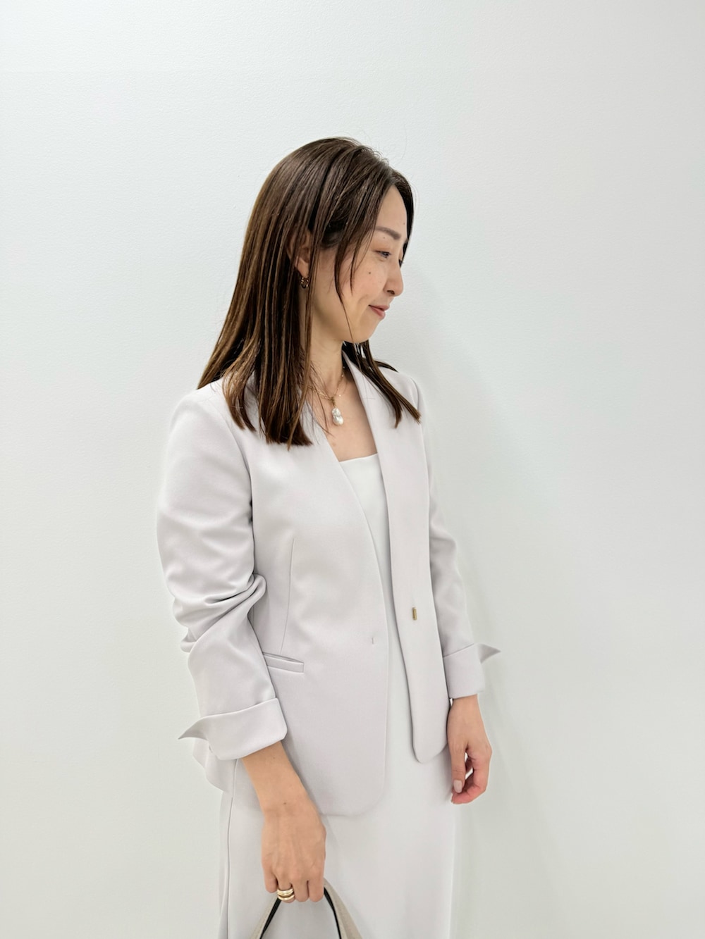 「ジャケット、ジャケットスタイル、ジャケットコーデ、お仕事コーデ、秋コーデ、キャミワンピ、ワンピース、ワントーンコーデ、キレイめ、綺麗目コーデ、お出かけコーデ」｜「NOLLEY’S Sophiのウォッシャブルマットサテンキャミワンピース（ワンピース、ベージュ系）」を使った、ISHIDAさん（レディース・158cm）の秋コーディネートの4枚目の写真