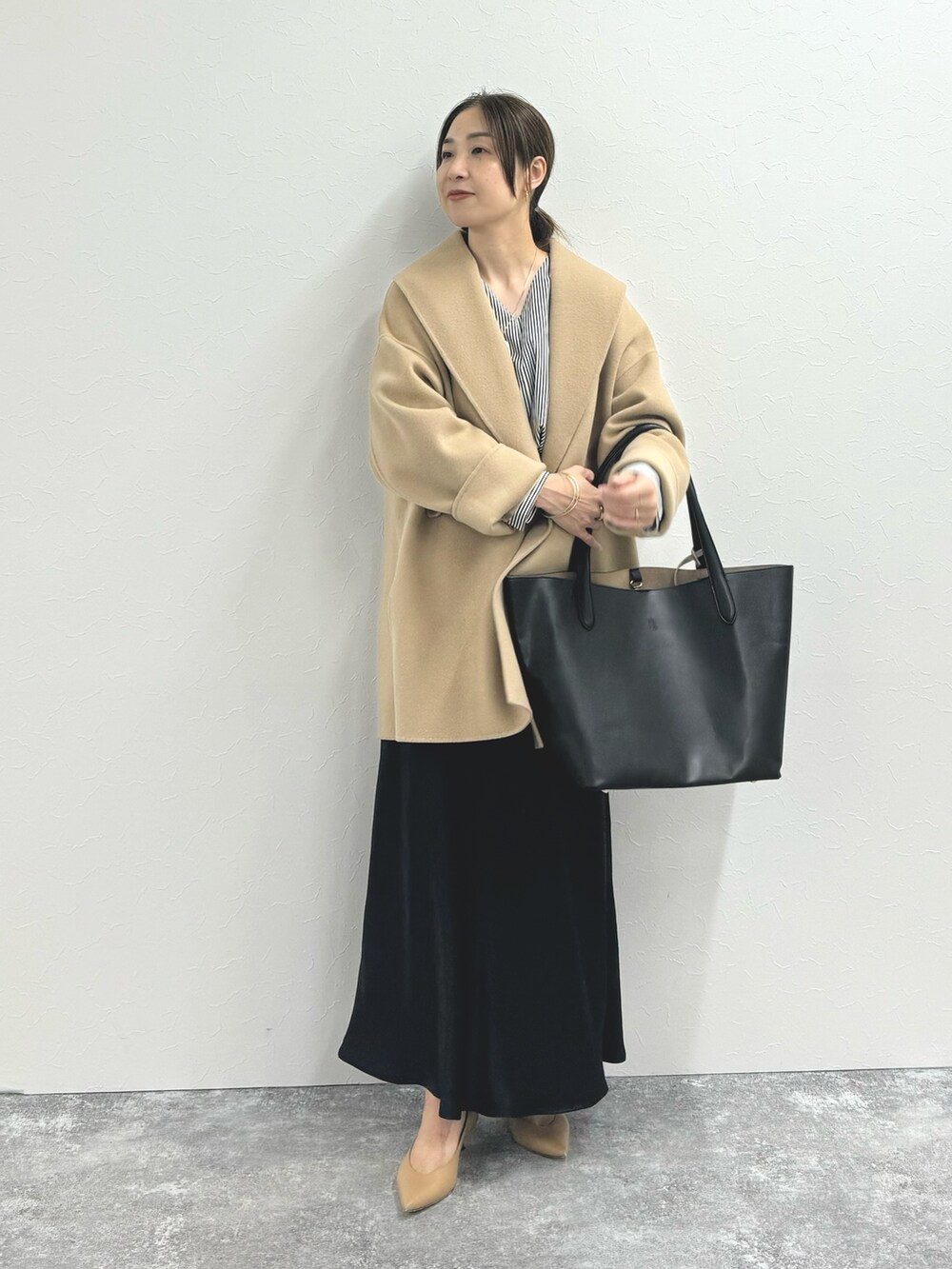 「おしゃ見えテクニック、秋コーデ、秋服コーデ、キレイめカジュアル、お出かけコーデ、ショートコート、ハーフコート、キャメルアウター、キャメル、ベージュコート、トートバッグ、ビッグバッグ、大人女子、ナロースカート」｜「NOLLEY’S Sophiの◇【WEB限定カラーあり】SUPER140リバーショールコート 24AW（ダッフルコート、イエロー系）」を使った、ISHIDAさん（レディース・158cm）の秋コーディネートの3枚目の写真