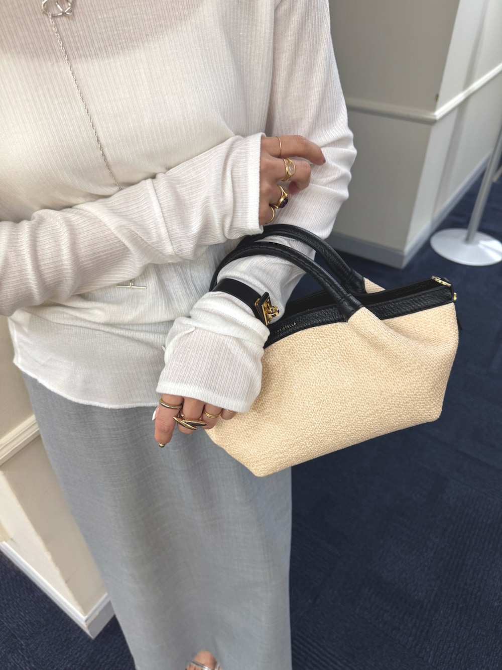 「ヘンリー、ヘンリーネック、レイヤードスタイル、タイトスカート、春、春コーデ、春夏コーデ、春色、春服、ブレス、アクセサリー、リング、リング重ね付け」｜「NOLLEY’Sの【grace grace/グラスグラス】ムスビピアス（ピアス（両耳用）、シルバー系）」を使った、ISHIDAさん（レディース・158cm）の冬コーディネートの5枚目の写真